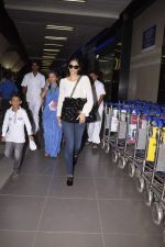 Sonam Kapoor snapped at airport in International Airport, Mumbai on 1st Nov 2011 (2).JPG
